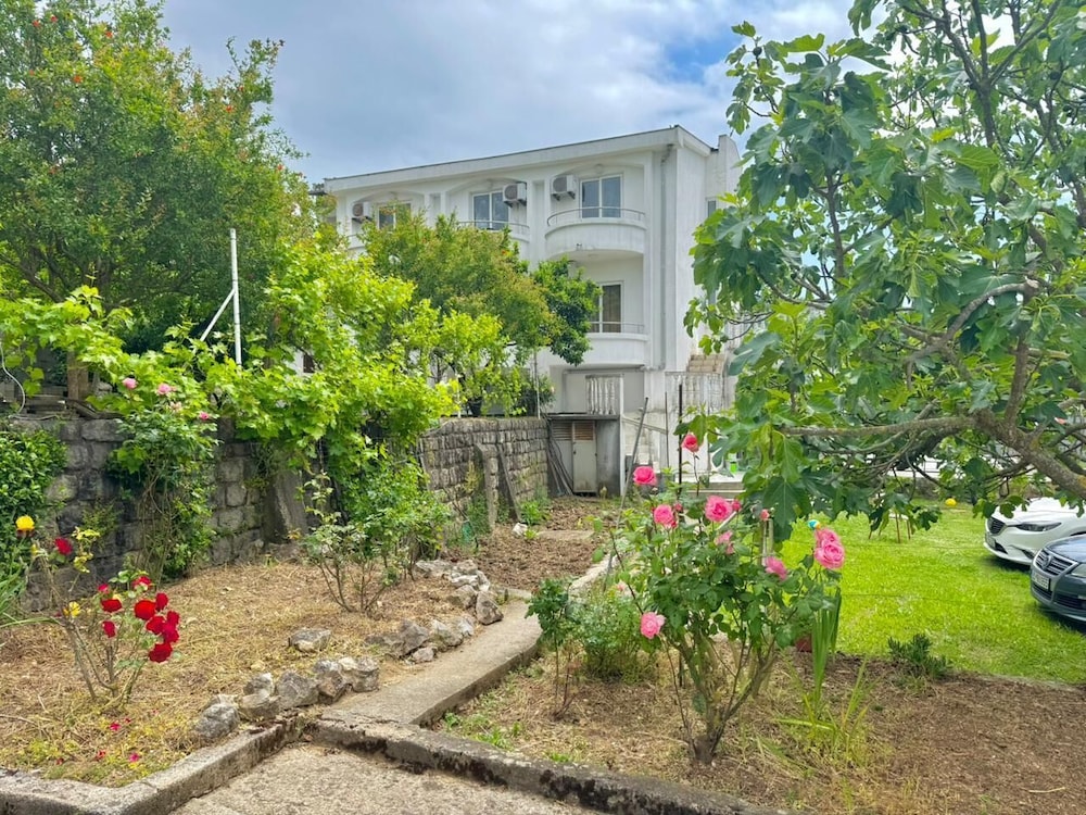 B&M Holiday Rooms