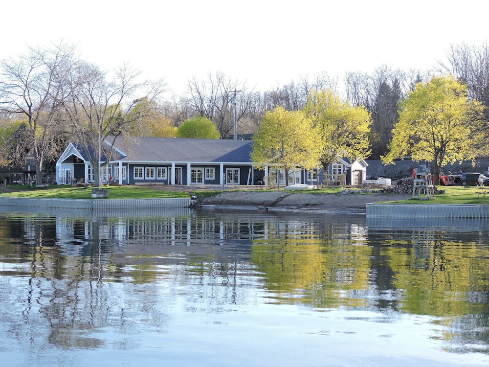 Waters Edge B&B Resort
