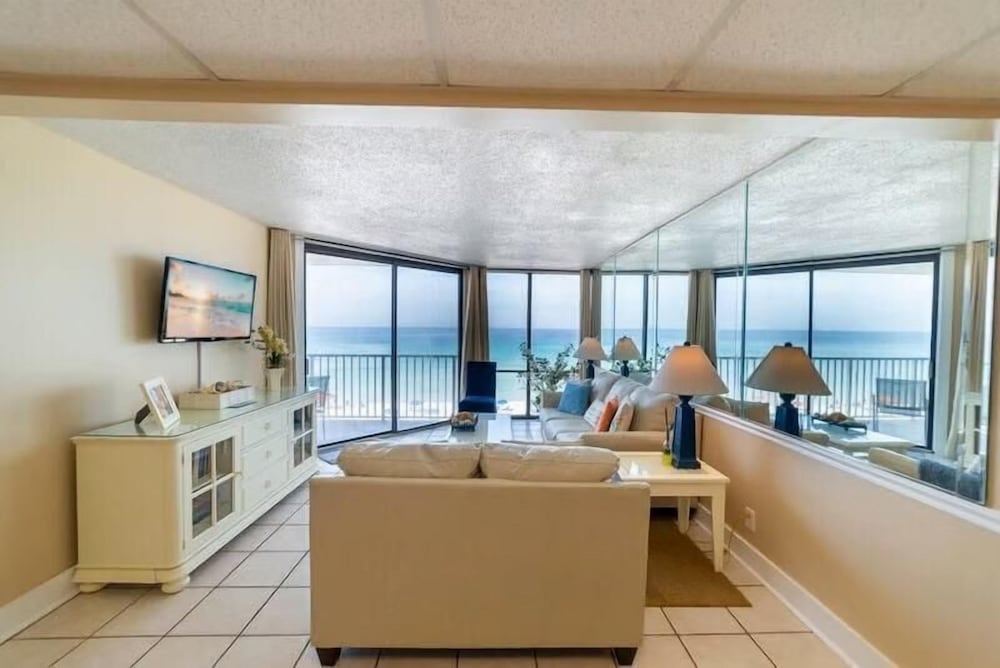 Leeward 403 at Edgewater