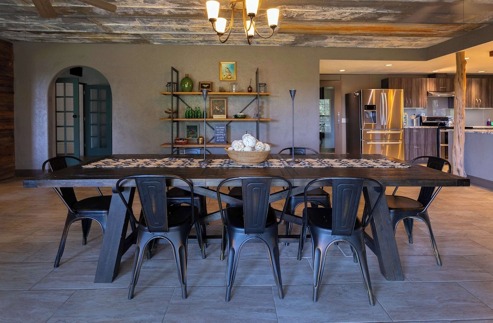 Willie's Hill Country Hideaway - Stay for 8 With Hot Tub & Fire Pit