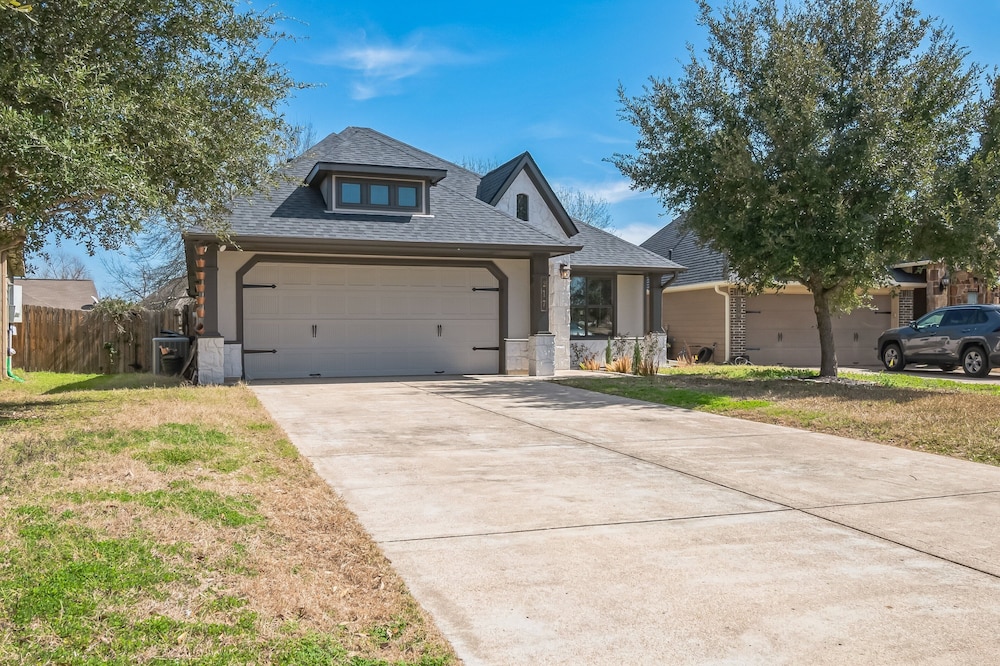 Relaxing College Station Retreat With Hot Tub 3 Bedroom Home