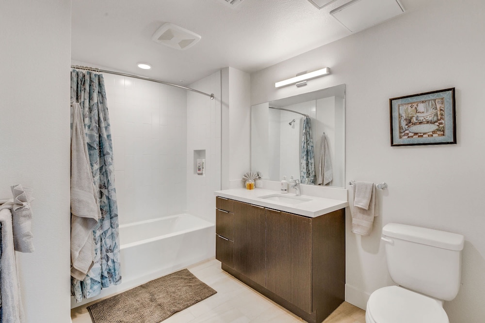 Stylish 2BR Near Dodgers Stadium by Oneluxstay