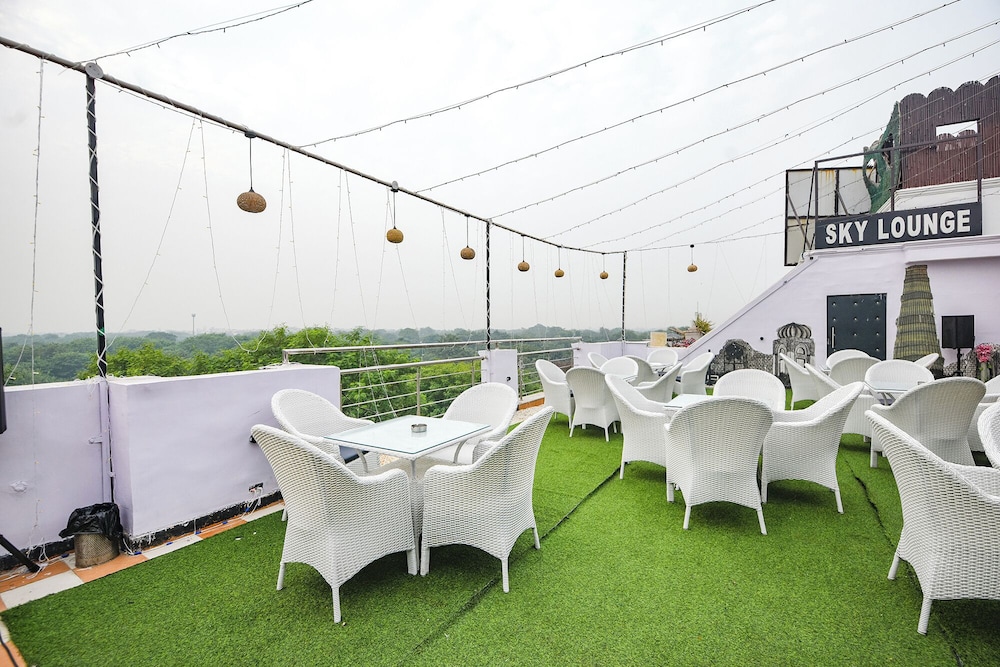 Fabhotel Happy Residency
