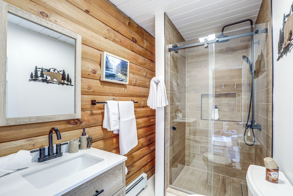 Deck, Sauna & Fire Pits: Upscale Belle Mead Cabin