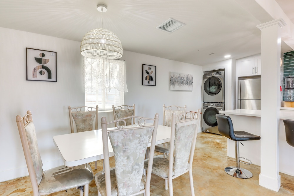 Hiker's Paradise: Twentynine Palms Home w/ Deck!