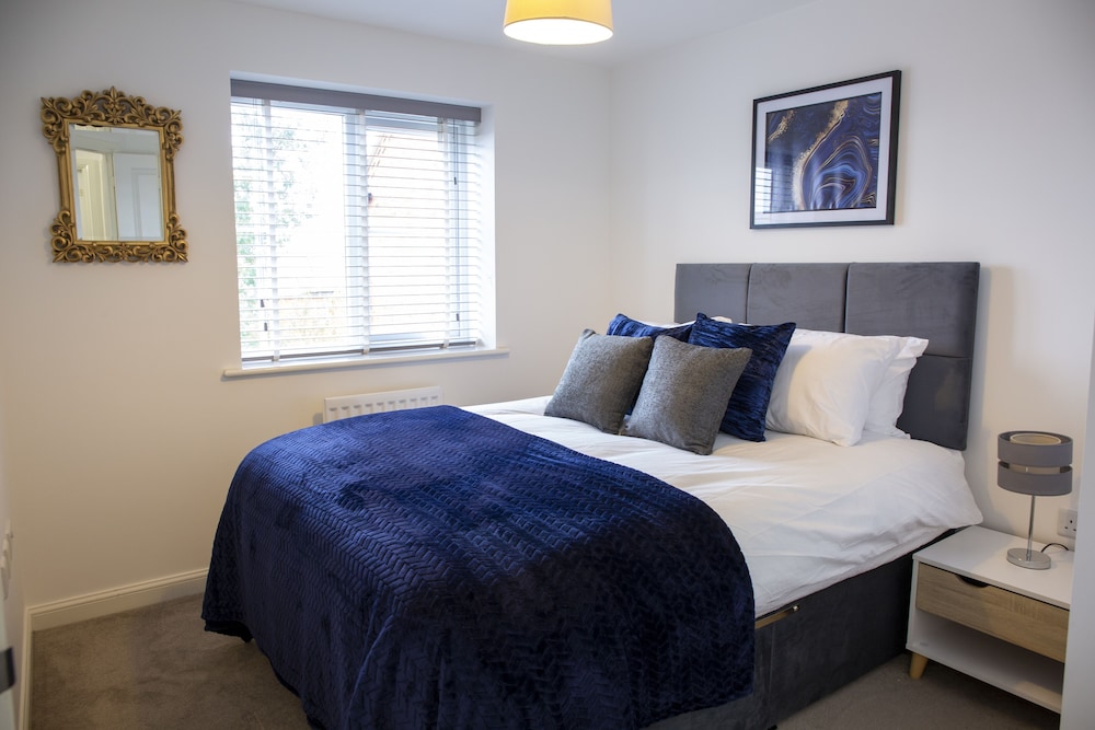 Modern House in Stratford Upon Avon With Private Parking Free Wifi Netflix view 3