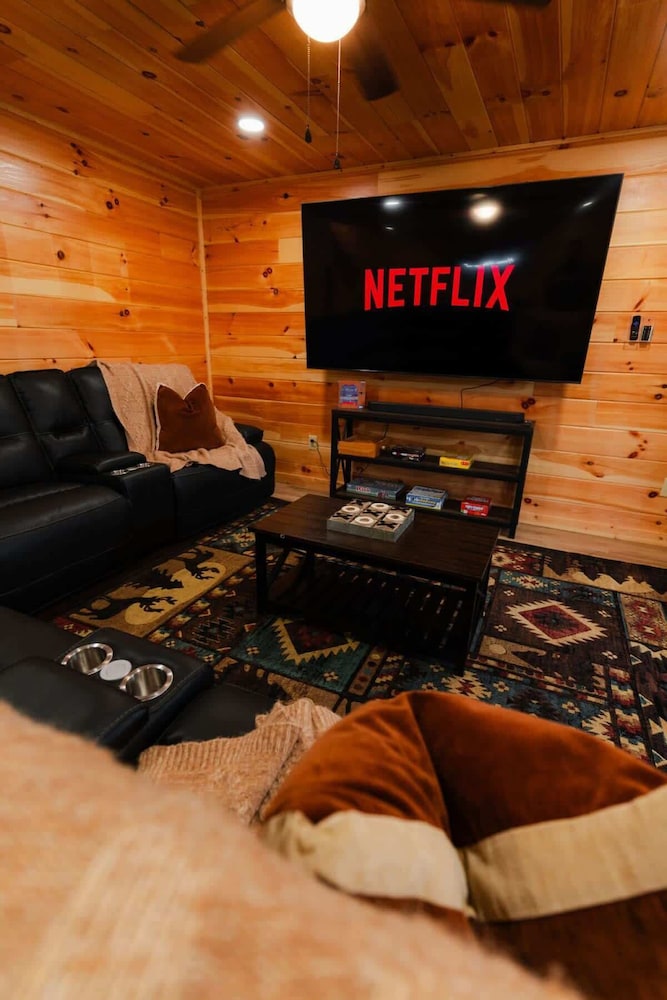 Sleeps 16! Luxury Cabin With Game Room & Hot Tub