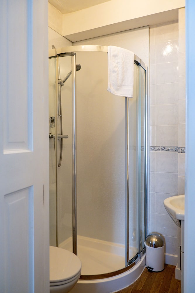 Corran House Guest House & Hostel