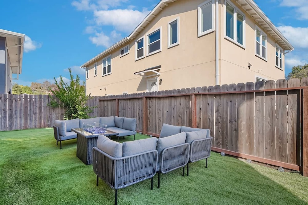 Massive 8BR Home in Hayward With AC Free Parking