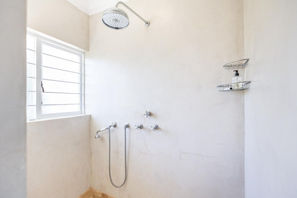 Camps Bay 4bed Home w Pool and Views Alma Marina