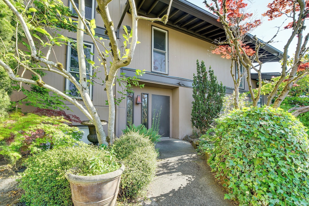 Modern Home Between Seattle, Tacoma & SEA Airport