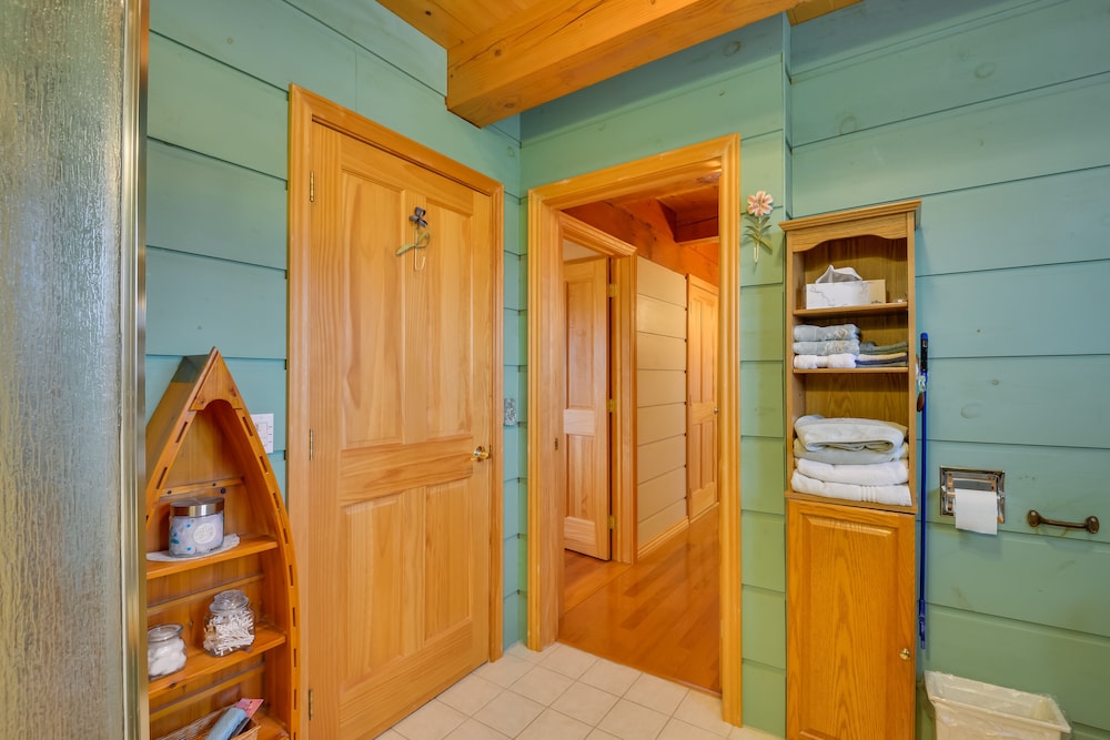 Warm & Cozy Clayton Cabin Near St Lawrence River! view 5