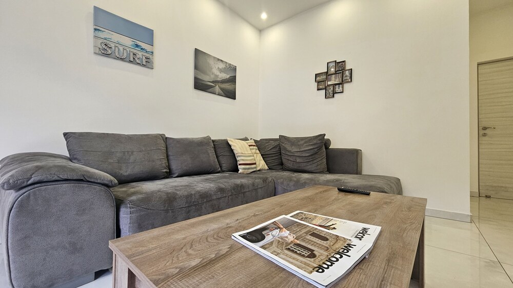 12 LCA - Stay Finibreeze Apartment