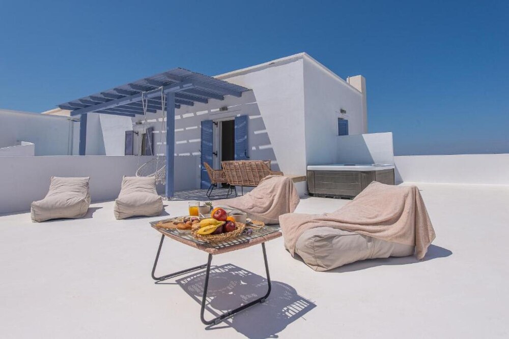 Golden Sunrise Suites - Santorini Lux Family Suite