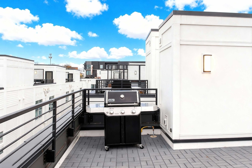 Nashville Escape With Skyline Deck and Hot Tub