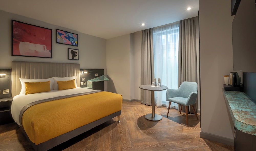 Salford Vacations - Maldron Hotel Manchester Cathedral Quarter - Property Image 1