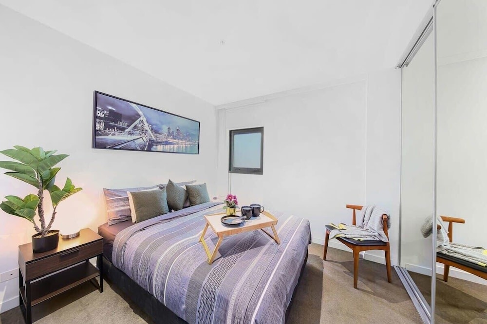 A Stylish 2BR Apt With City Views in Southbank