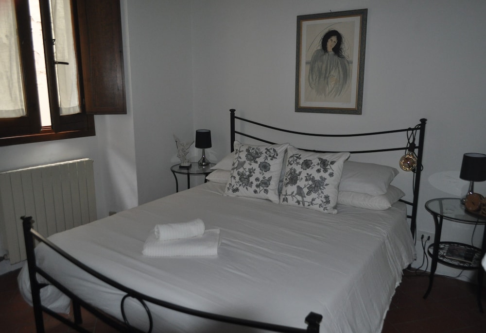 Movida Fiorentina in the Hearth of the Center of Firenze photo 5