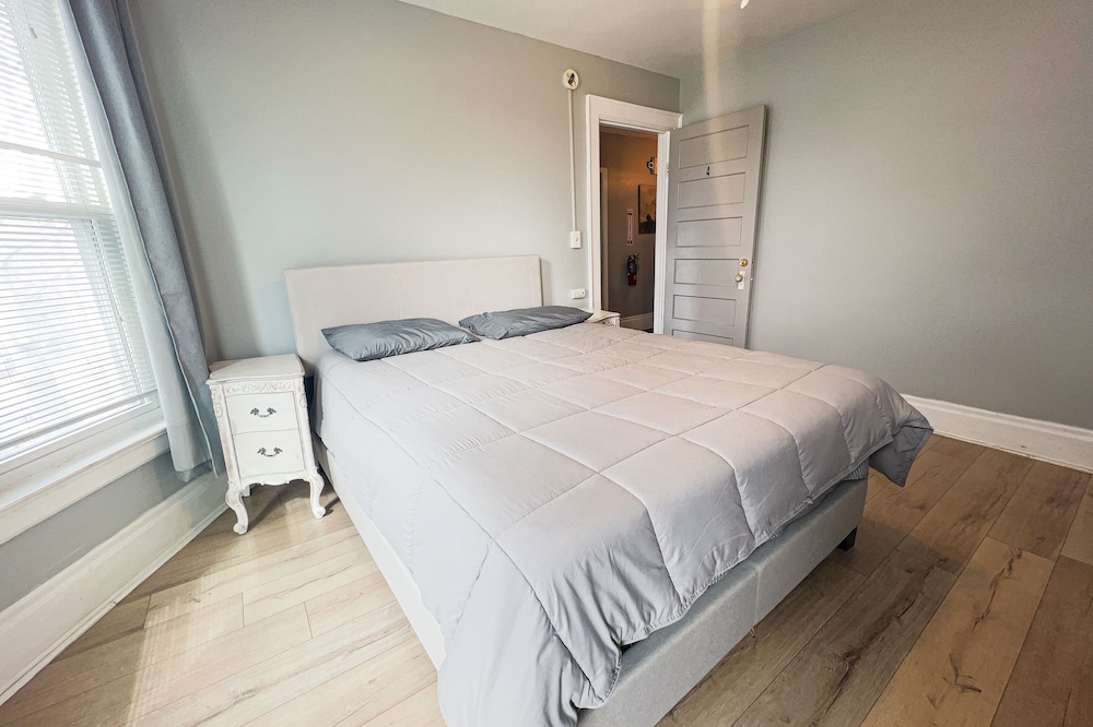 THE 1023 With Private Yard & Parking, Near Falls & Casino by Niagara Hospitality view 5