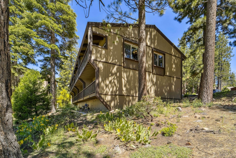 10 Mi to Palisades Tahoe! Condo w/ Game Room view 4