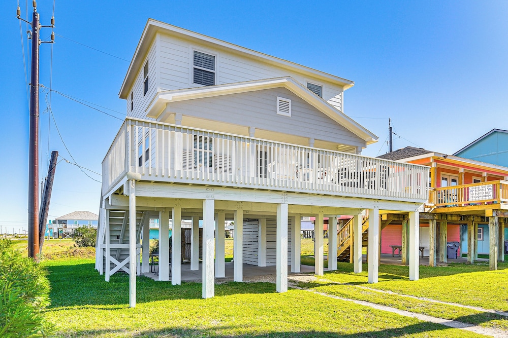 Modern Coastal Farmhouse: Walk to Surfside Beach!