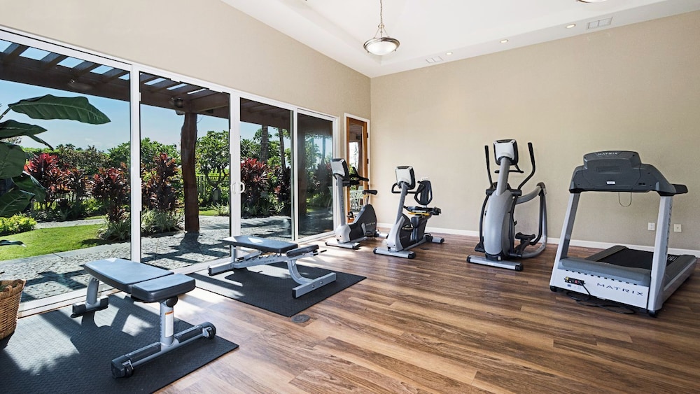 Spacious Ground Floor End Unit - Walk to Beach & Shopping - Vrkcv