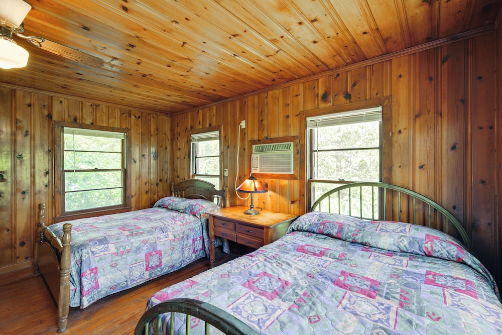 On-site Trails! Cozy Whitney Cottage 2 Mi to Lake