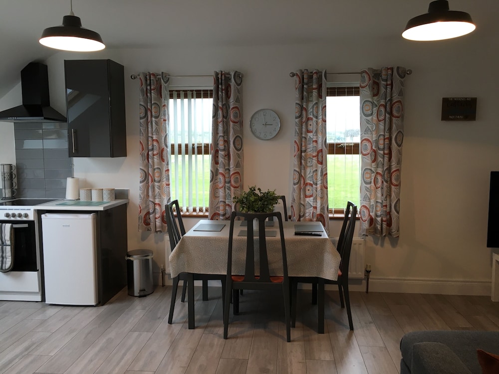 Sea & Mountain View-garden-wi-fi-parking- Sleeps 4