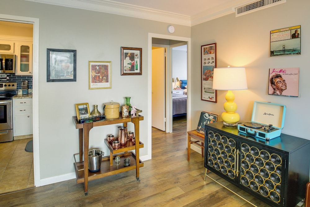 Mid-century Modern Condo on Lake Hamilton! view 5