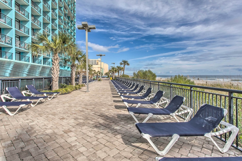 Breezy Landmark Resort Condo w/ Oceanfront Lanai!
