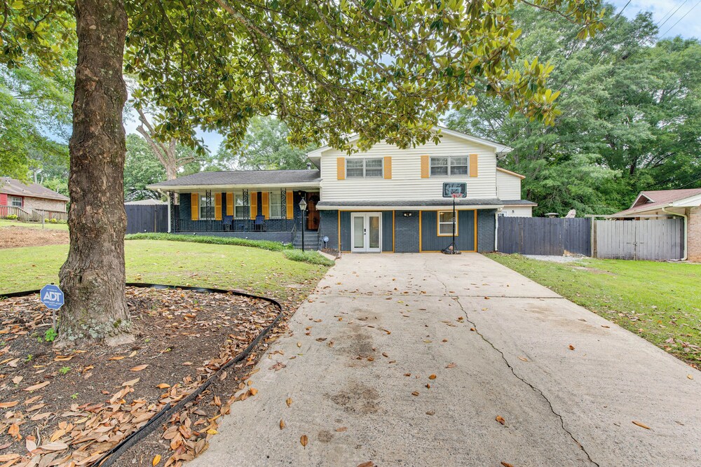 6 Mi to Airport: Riverdale Home w/ Private Pool!