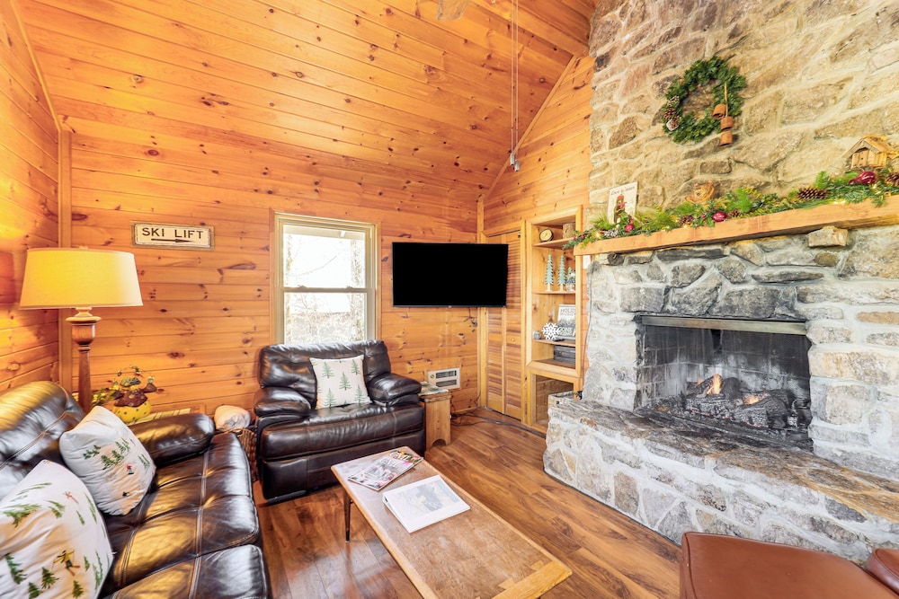 2 Mi to Skiing: Blue Ridge Mtn Cabin w/ Hot Tub!