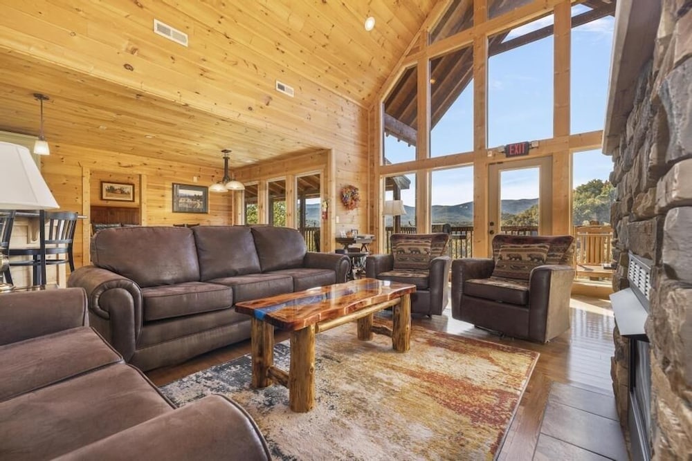 Eagle's Nest - 3 Bedrooms, 3.5 Baths, Sleeps 10 Home by RedAwning