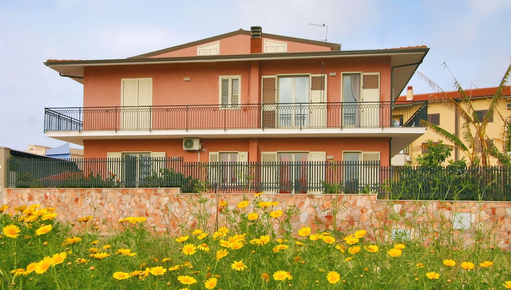 Hotel B&B Kosmos - Image 1