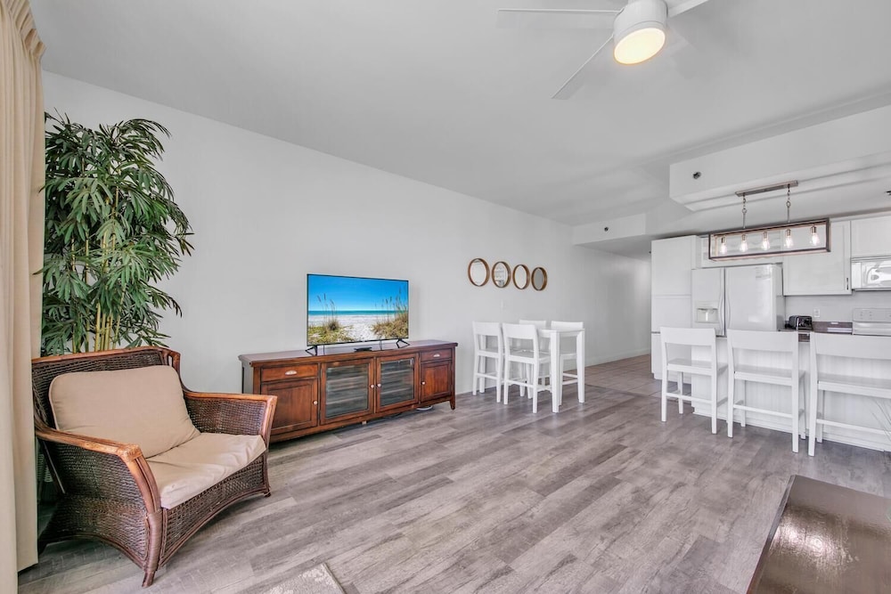 Laketown Wharf 1116