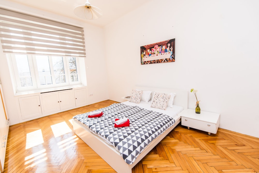 Bright and Modern Duplex in the City Center! view 3