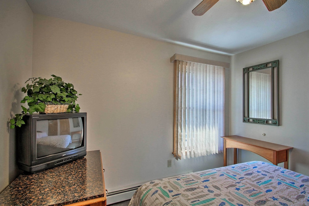 Old Orchard Beach Apt - Walk to Beach & Pier!