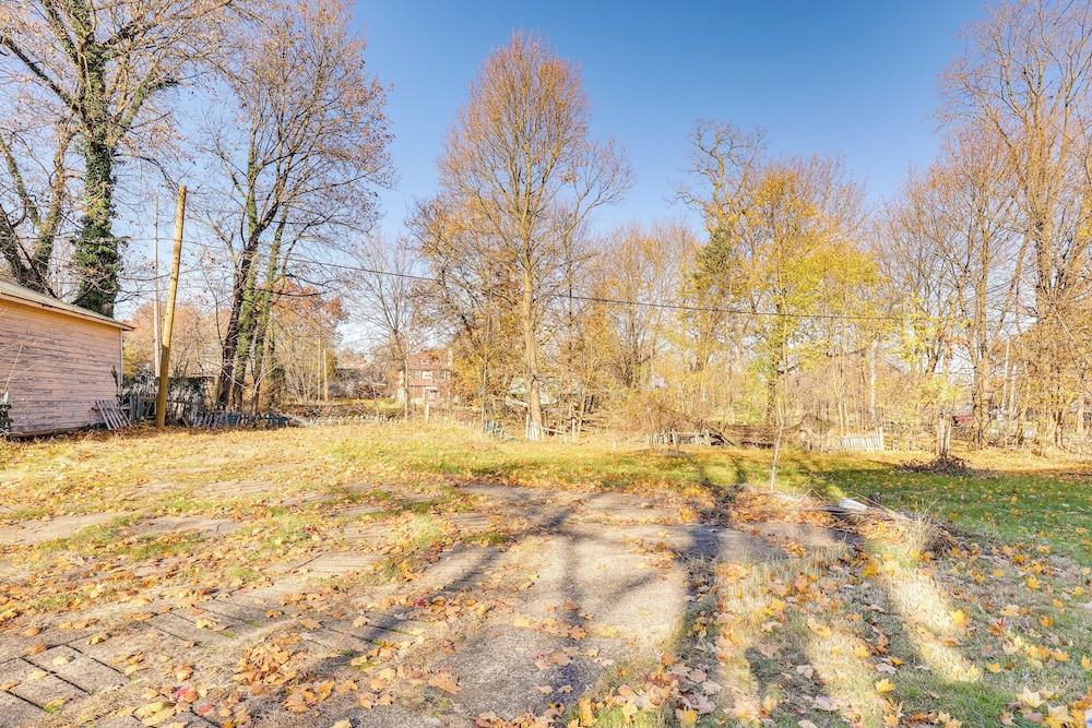 < 1 Mi to Youngstown State: Historic Home w/ Porch