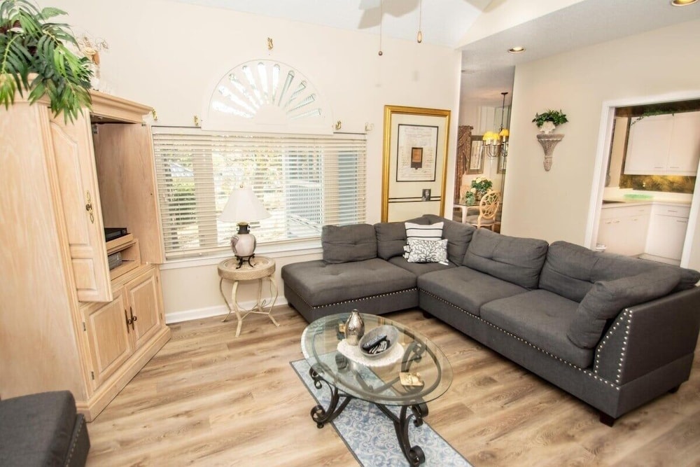 Canterbury Court 6 E 3 Bedroom Apts