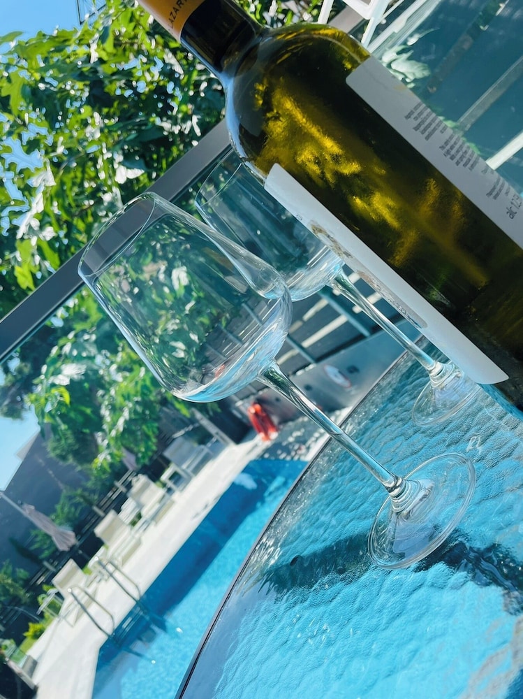 LUXSUITES