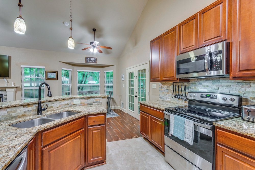 Spacious Yard! Navarre Home in Quiet Neighborhood