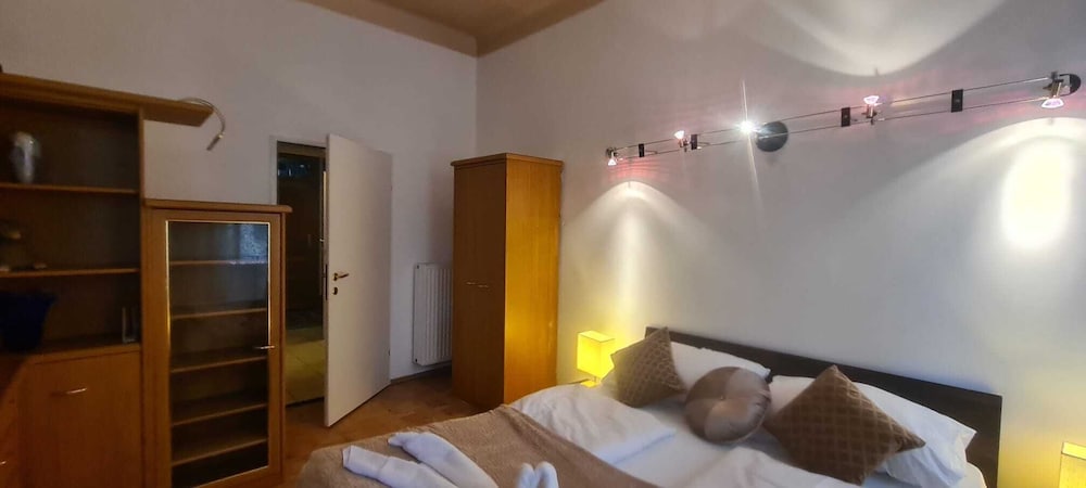 Elegant 2BR Prime Central Location