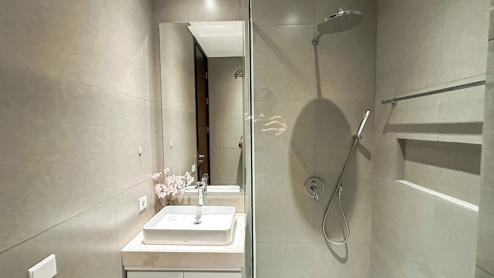 Tranquil And Modern Haven 2Br At The Rosebay Apartment