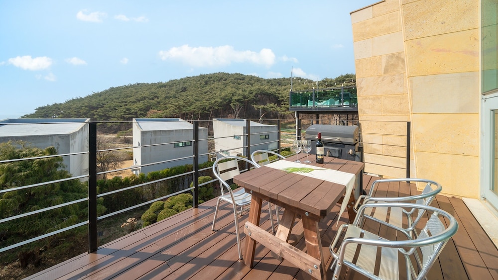 Taean Anmyeondo Bohemia Village Pension
