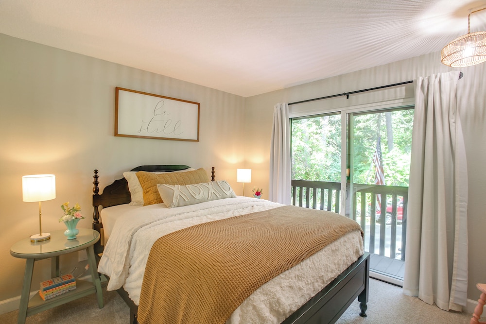 Twin Lakes Retreat: Lake, Pool & Golf Access!