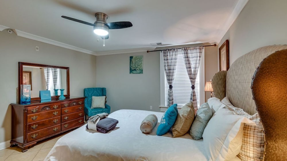 4 BR Beauty blocks from the River view 4