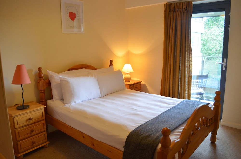 MetroStays - Riverside Apartment