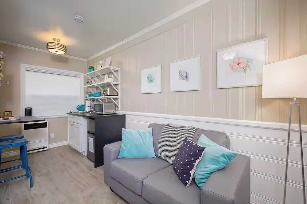 Steps to Newport Harbor, Balboa Fun Zone + Dock Access Edgewater Studios