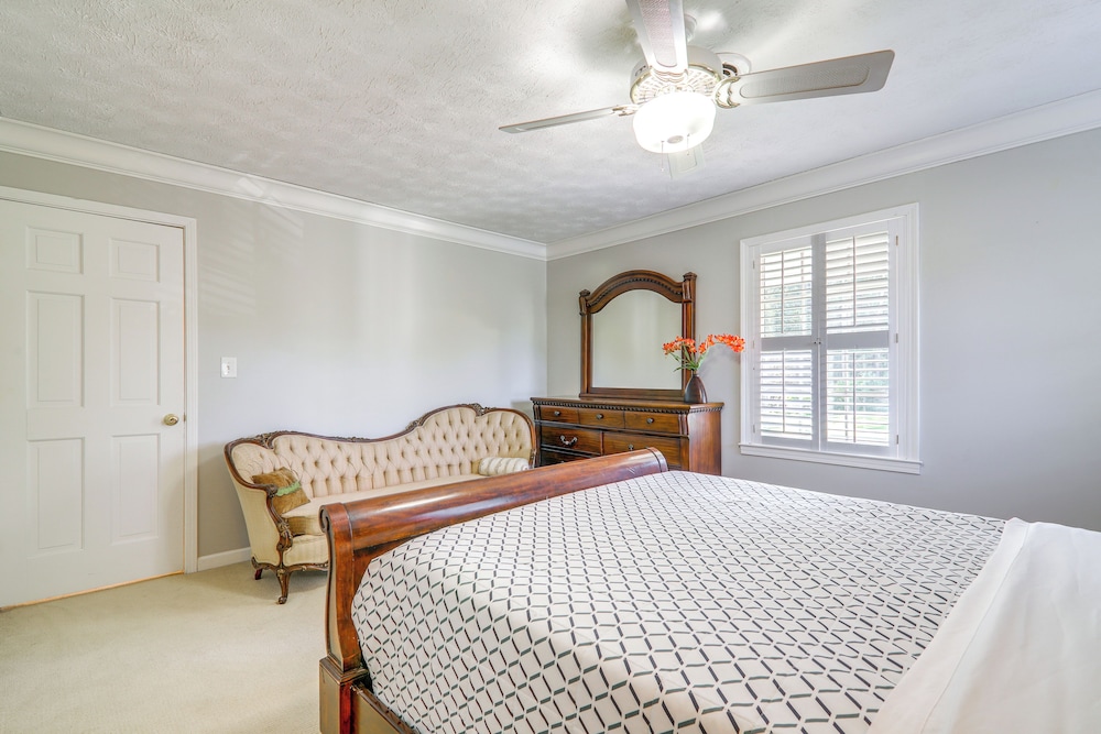 Game Room + Pond: Spacious Gainesville Getaway!