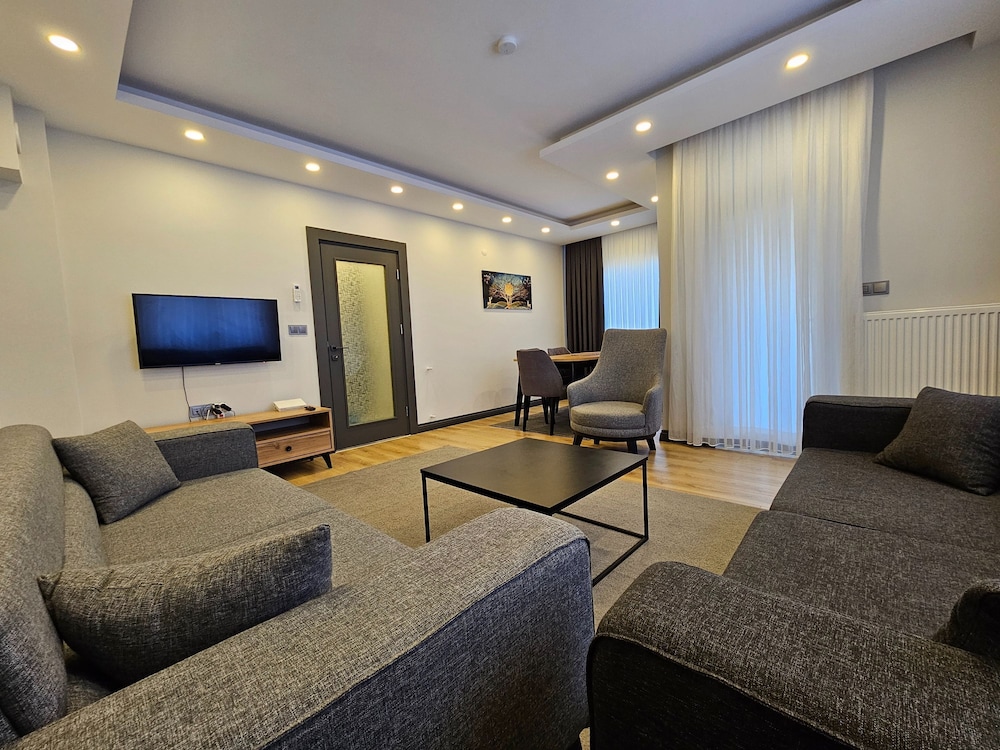 New Flat Large Living Space 2-6 Near By Lara Beach